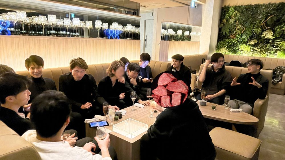 貸切ラウンジでの懇親会の様子